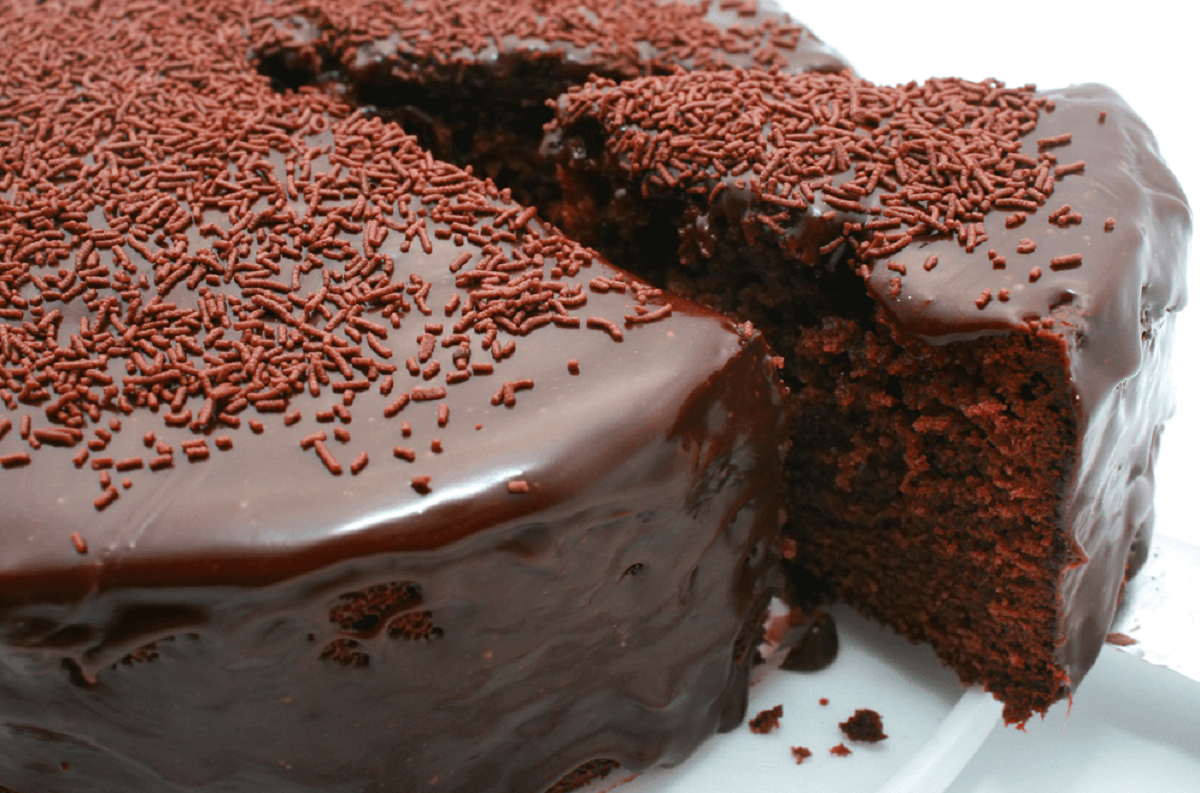 Como fazer um bolo de chocolate com brigadeiro?