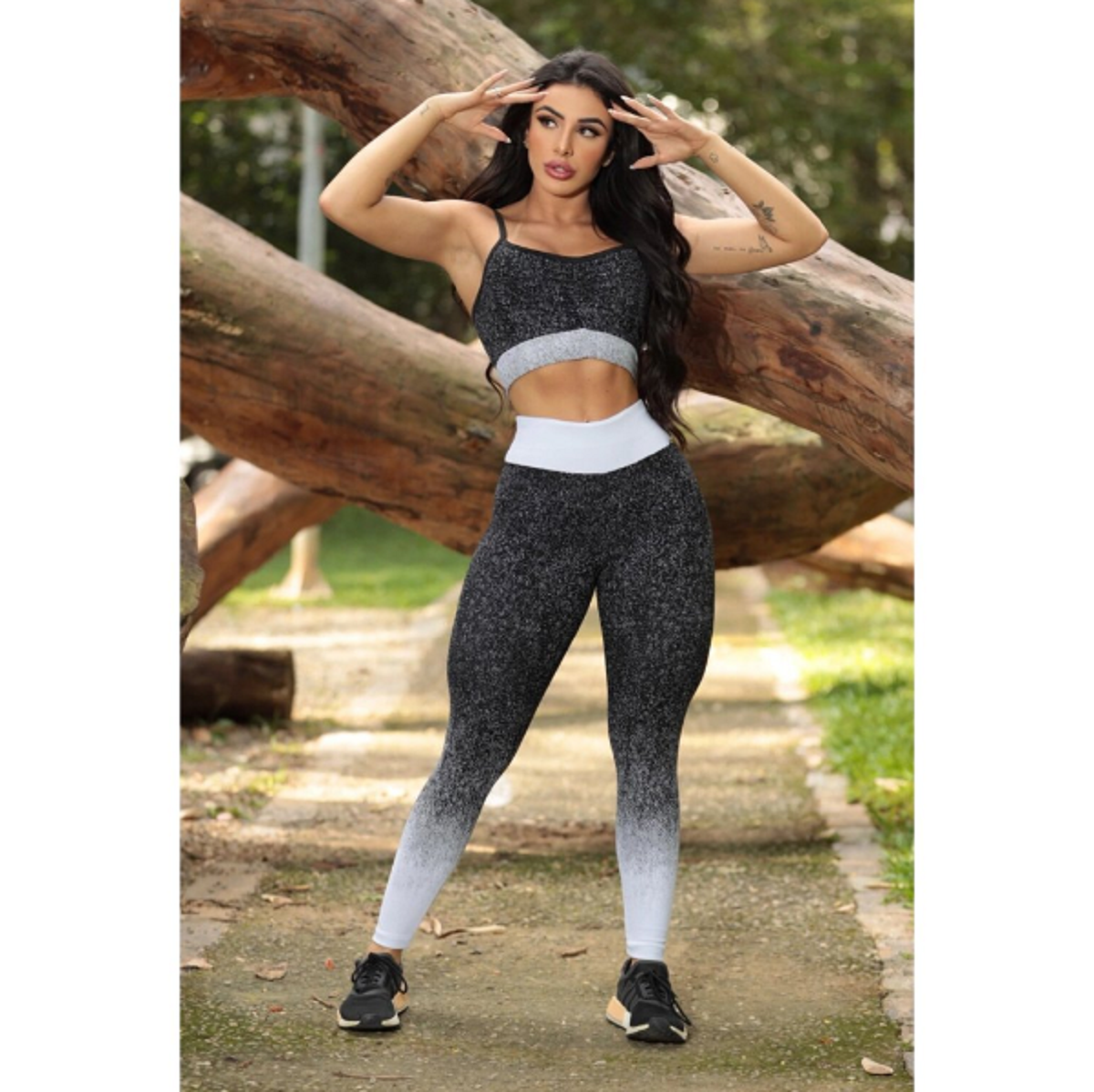 Tênis com roupa de academia