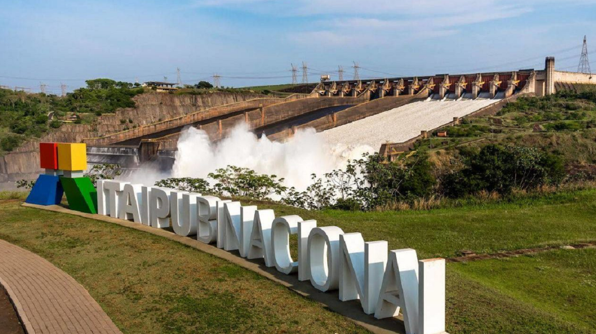 Entrada da Usina de Itaipu com placas e sinalização Entrada principal da Usina de Itaipu com placas informativas em Foz do Iguaçu