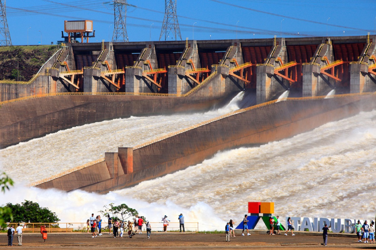 Turistas na barragem da Usina de Itaipu em Foz do Iguaçu Turistas observam a barragem monumental da Usina de Itaipu durante visita guiada em Foz do Iguaçu
