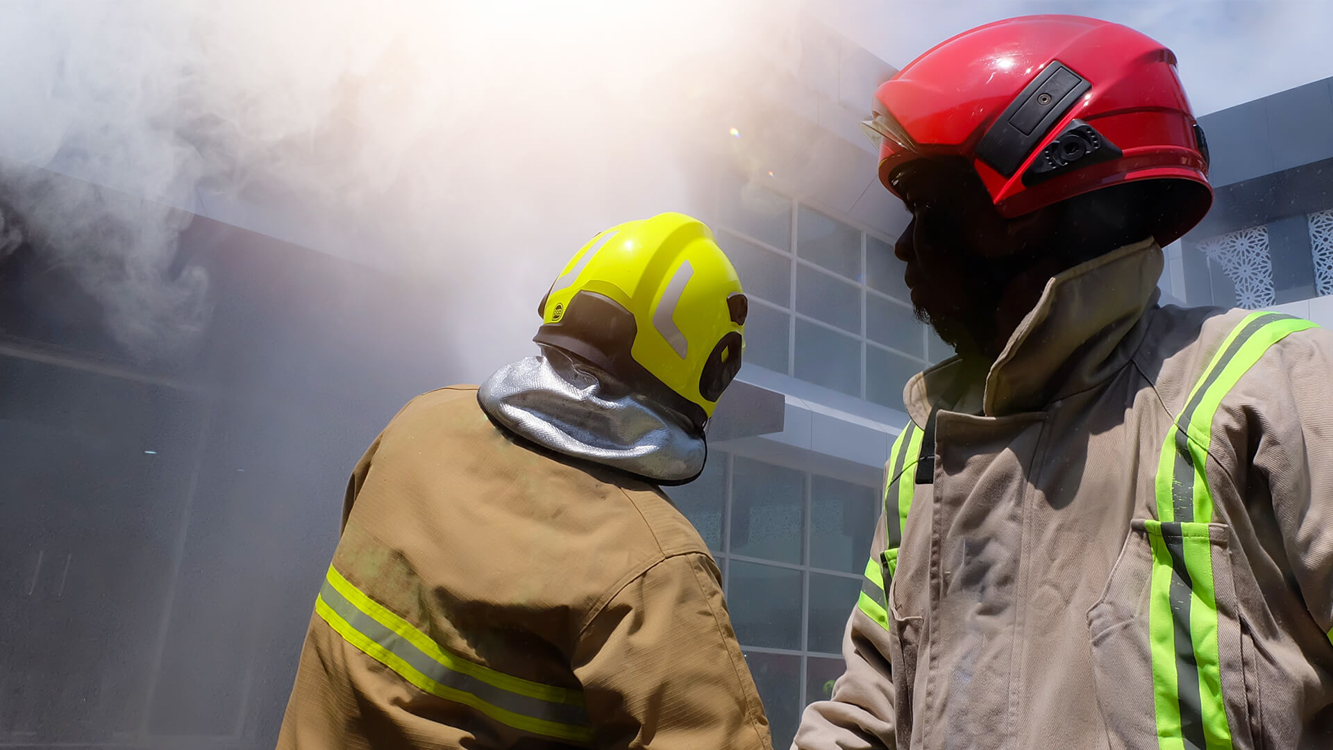 Bombeiros apagando incêndio
